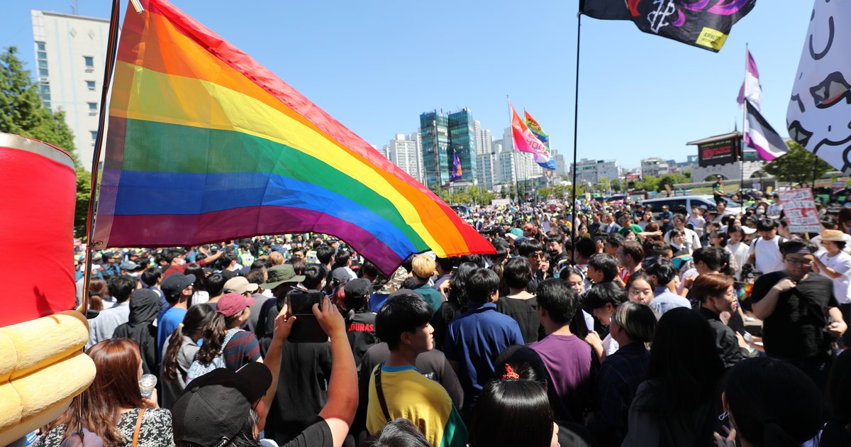 HuffPostKorea's tweet image. 기독교 단체가 인천퀴어문화축제의 퍼레이드를 가로막았다
huffp.st/zXhoNeK