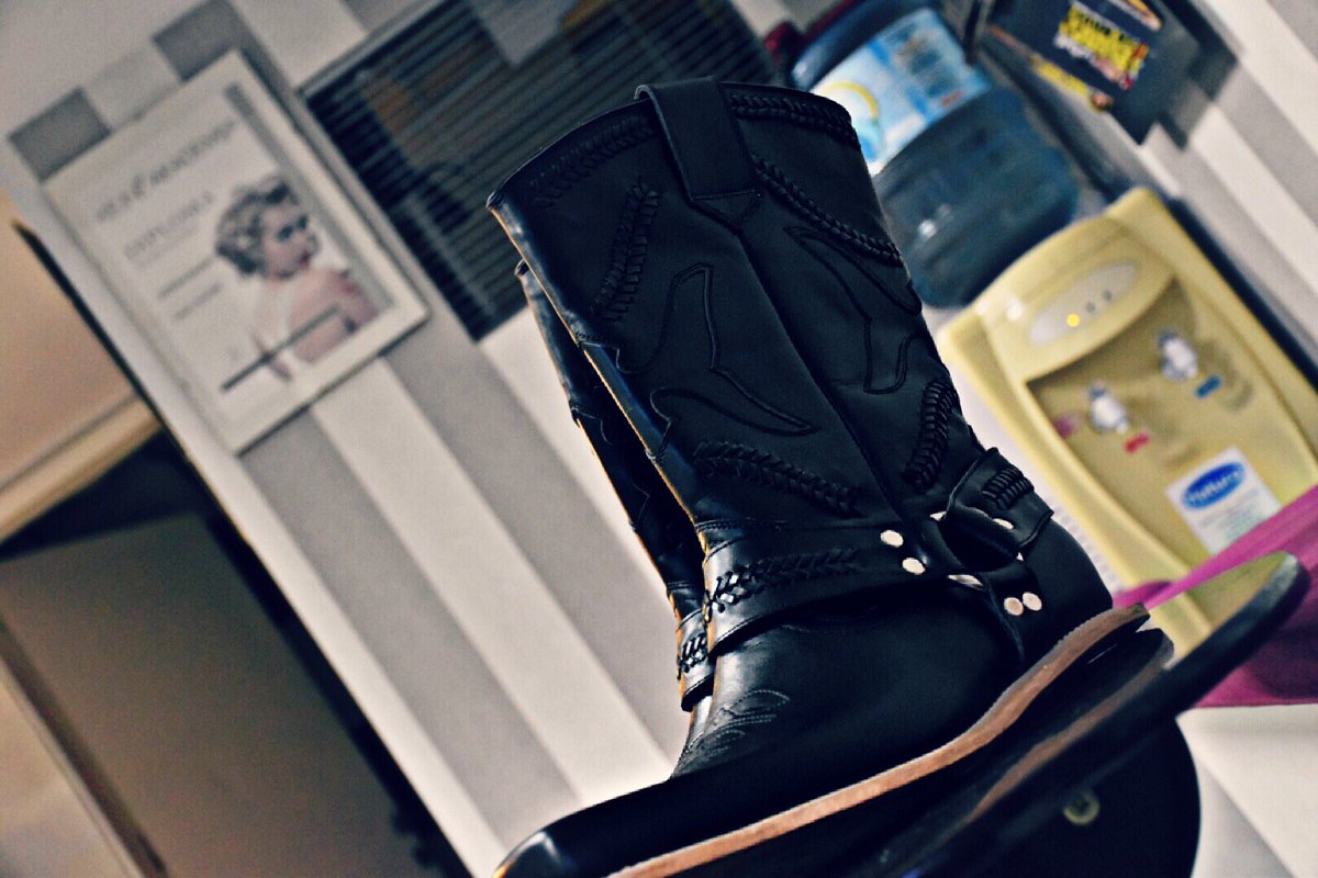 obuca_pavlovic's tweet photo. I po kiši i 
po suncu i
po vetru...🏍

Još par dana i"gaze" drumove širom Evrope.😎
#motoboots https://t.co/81vMhzzDhC