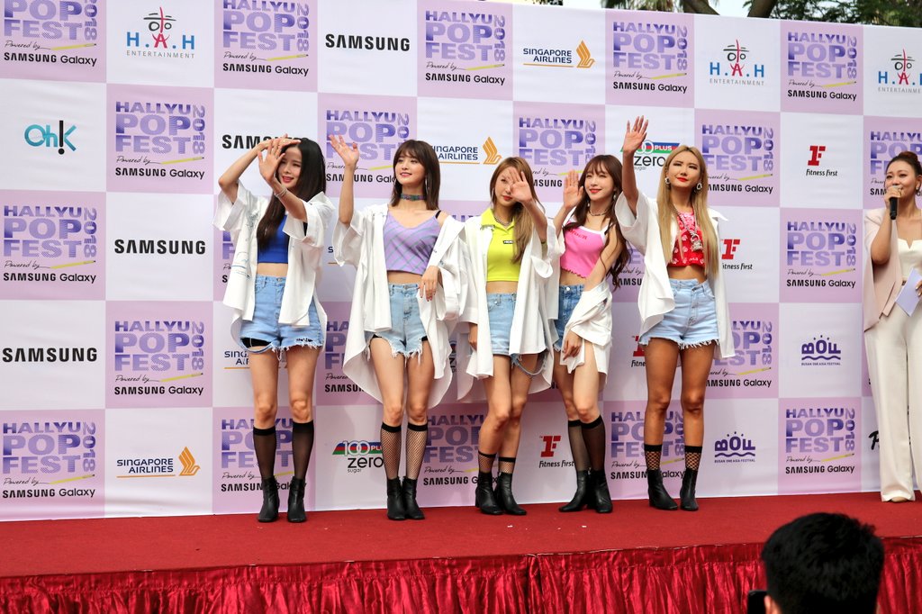 theurbanwire's tweet image. Welcome back to #EXID, #solji! This marks her first schedule after a 2-year hiatus.

L.E. said at the red carpet of #HALLYUPOPFEST2018: "Our unnie Solji is finally back and we're complete as 5. To commemorate our 7th anniversary (as EXID), we might release a new album."