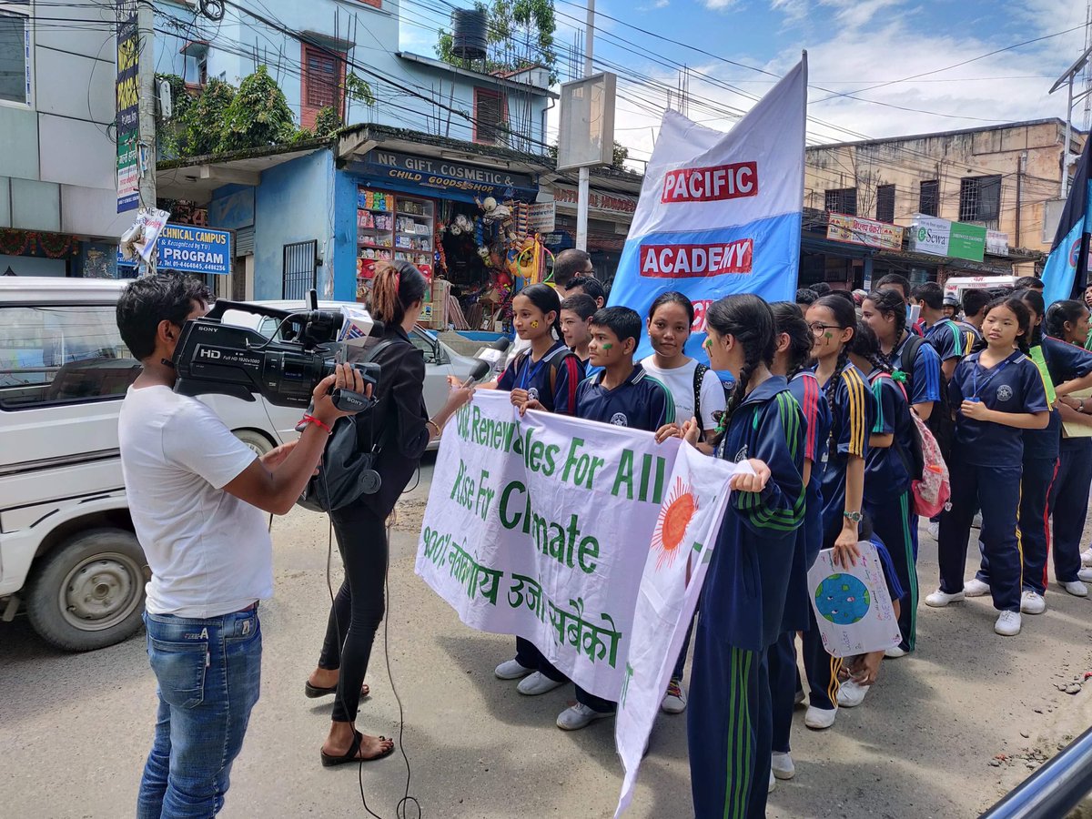 More great photos coming in from the inspiring #RiseforClimate event in Kathmandu, Nepal yesterday. Students rising for 100% renewable energy #FossilFree