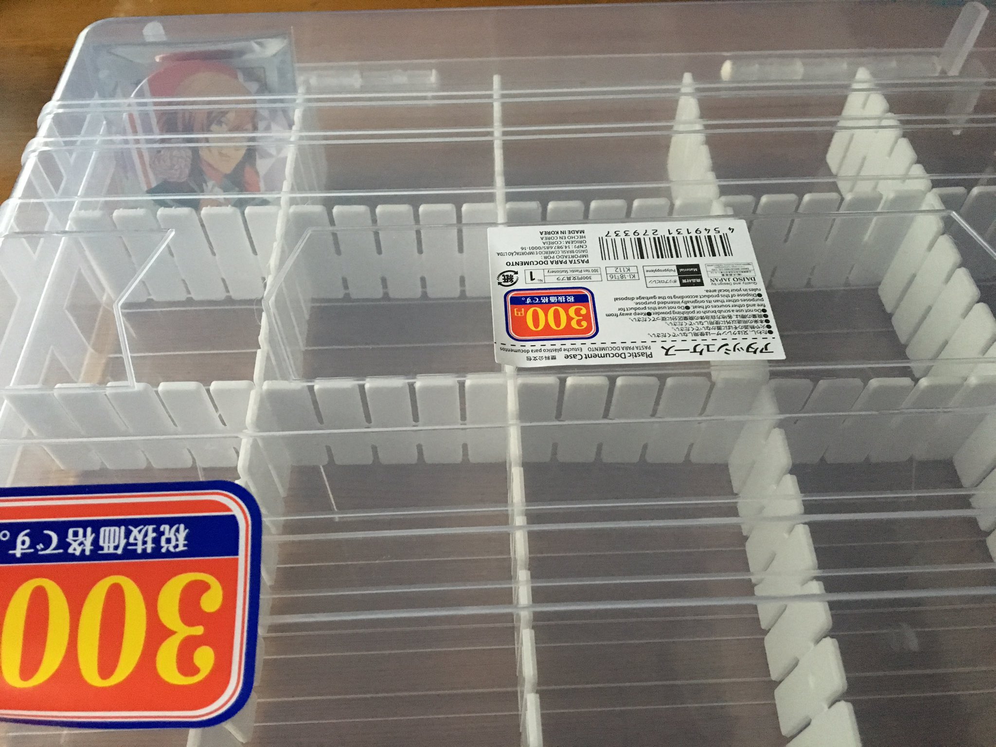 画像 あと気になってたダイソーのアタッシュケースと仕切り板4cmも購入してみました 缶バッジが立てたまま収納できるし 取手がついてるのでイベントで 収納 持ち運びするの Matomehub まとめハブ