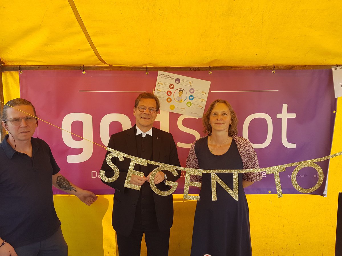 godspot_de's tweet photo. #godspot und die @ekbo_de auf dem #FestDerKirchen auf dem #Alexanderplatz in #Berlin. Kommt vorbei und informiert euch oder nehmt einen #SegenToGo mit auf den Weg. Noch bis 19:00h. #EKBO #BischofDröge #digitalekirche #Landeskirche #wirklichfreieswlan #kirche #evangelisch https://t.co/zLRk1cxNkd