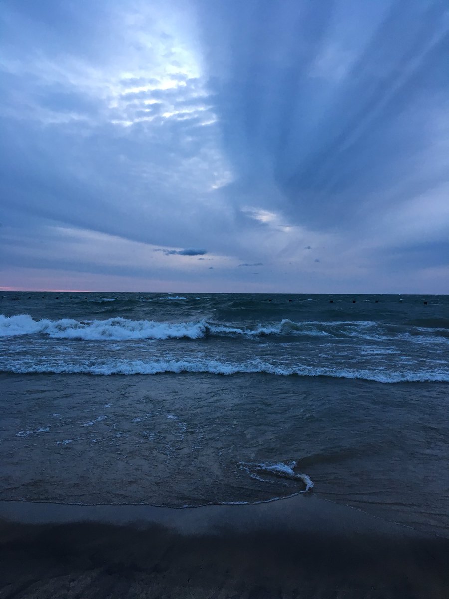 C_Henry_Author's tweet photo. The lake was wild and beautiful this morning #Chicago #lakefrontpath #morningrun #sunrise https://t.co/1Qp5Y90t7R