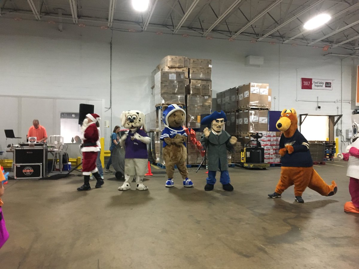 ACRFoodbank's tweet photo. Thanks to our volunteers who helped at this year’s #OpOrange! With their support, we’ll be able to help provide nearly 143,000 meals to our local community. https://t.co/HAOsSDRPah