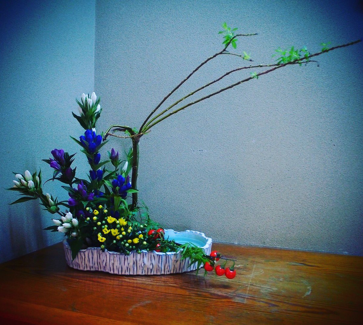 Fanmuseum01's tweet photo. 9月9日は｢重陽の節句｣なので生花に菊を入れました🌼
五節句の一つであり、1月7日の｢七草の節句｣、3月3日の｢桃の節句｣、5月5日の｢菖蒲の節句｣、7月7日の｢笹の節供｣に対し、｢菊の節句｣とも呼ばれています。 https://t.co/lbg48gt5U3
