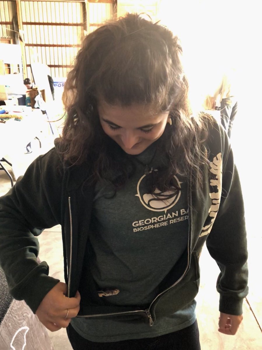Tingo_89's tweet image. After an hour of stealing my body heat, Roxie is ready for the work day! 

Today we’re at the #ParrySound Airport for their Fly and Buy event!

#snakecuddles #lovesMeForMyHeat #Foxsnakes #Outreach #scicomm