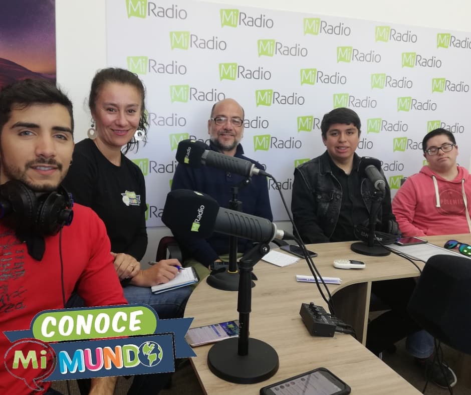 ConoceMi_Mundo's tweet photo. Te esperamos hoy a las 12 hrs en @MiRadiols
Transmisión vía streaming interpretada en #LenguaDeSeñasChilena 🤟🏻
#ConoceMiMundo #InclusiónEsPosible 💙 https://t.co/APmVcQOkWI