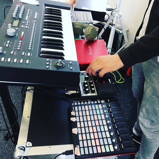 squarewavesbot's tweet image. Live in store performance by @liamvanryn very soon at @warrenrecordstore. Get your bodies down here. ift.tt/2wWiMi7