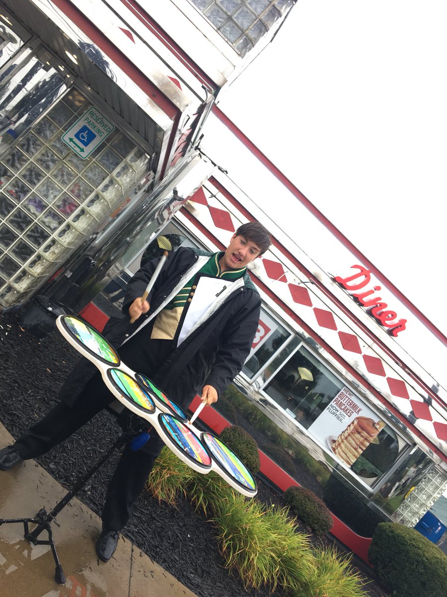 AnthonySantiva1's tweet photo. jammin up at dennys @Musical_Bees https://t.co/WIJYMwQ4Cl