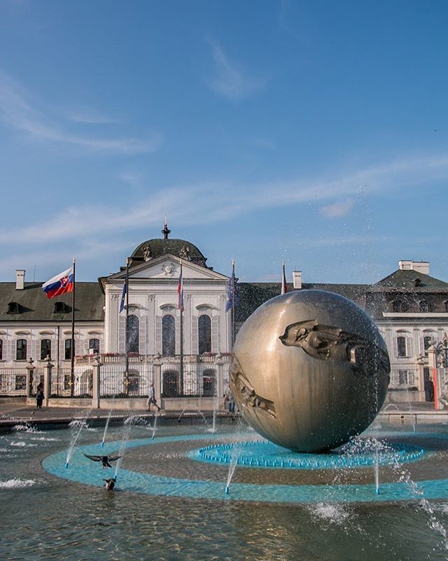 markandkylee's tweet photo. Grassalkovich Palace in Bratislava. The residence of the Slovakian president.
.
.
.
.
.
.
#slovakia #bratislava #insta_svk #thisisslovakia #welivetoexplore #travel #guardiantravelsnaps #awesomeglobe #architecture #theprettycities #building_shotz #worldpl… https://t.co/dlhnGQFWy1 https://t.co/4nC7qB4lgp