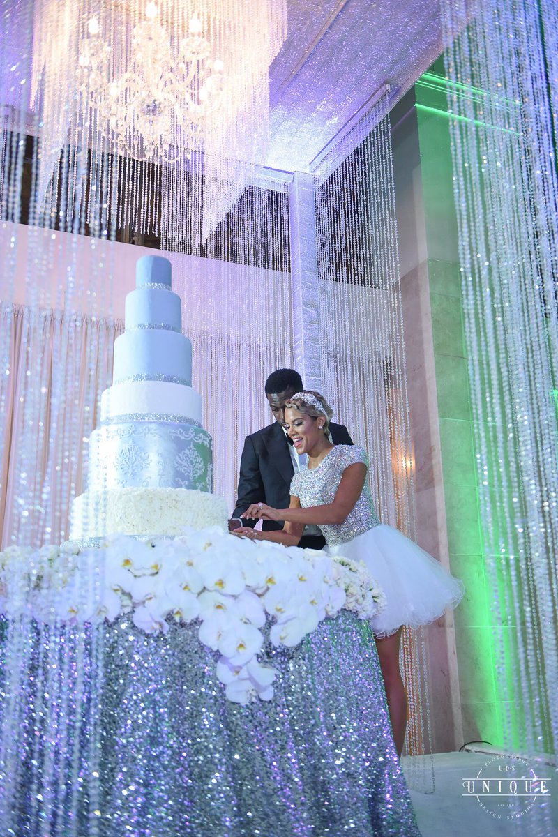 TiffanyCookTCE's tweet image. Love &amp;amp; cake 💍💕  
Cake by @cakesdude for #tiffanycookbride @mirandabrooke_ 
•⠀⠀⠀⠀⠀⠀
•⠀⠀⠀⠀⠀⠀⠀⠀⠀
#weddingcake #luxurywedding #tiffanycookevents  #weddingdesign #weddingideas #weddinginspiration #engaged #bengals #nflwedding #ajgreen