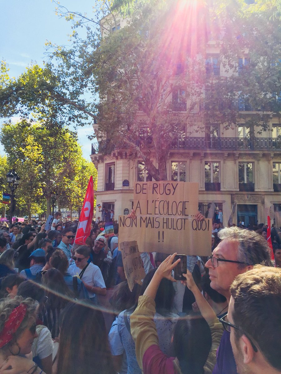 louise_rb's tweet photo. #MarchePourLeClimat meilleur jeu de mots du jour #DeRugy #Hulot https://t.co/rr2lMoSSZX