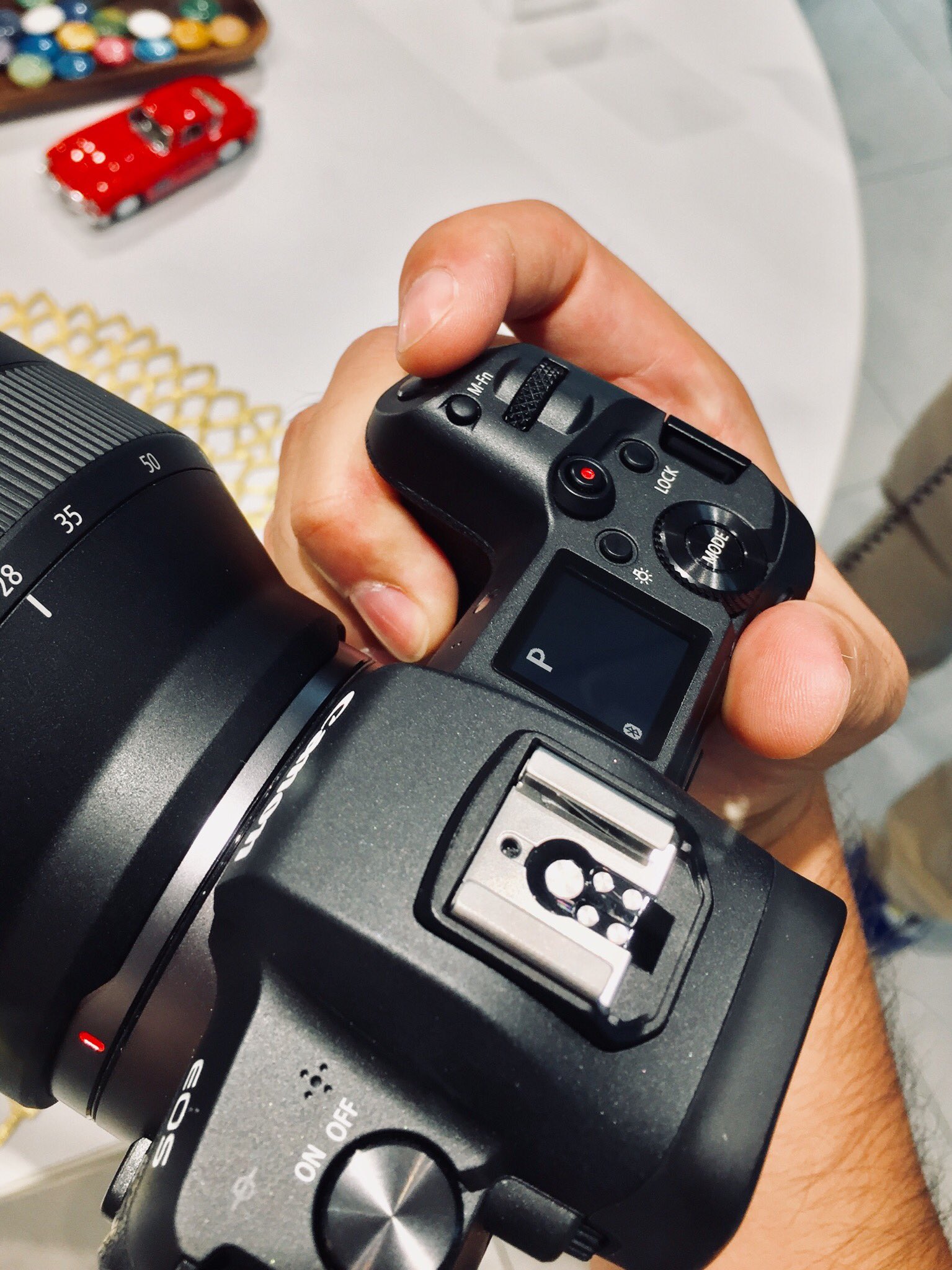 Foxfoto Canon Eosr を触ってきた その7 続いてevf コレまた最高 メガネ ユーザーにとっては最高に見易い 表示倍率はニコンz6の方が0 8倍と大きいけど メガネユーザーにとっては大き過ぎて四隅がケラレ る 縮小表示とかも出来ないのでメガネをズラし