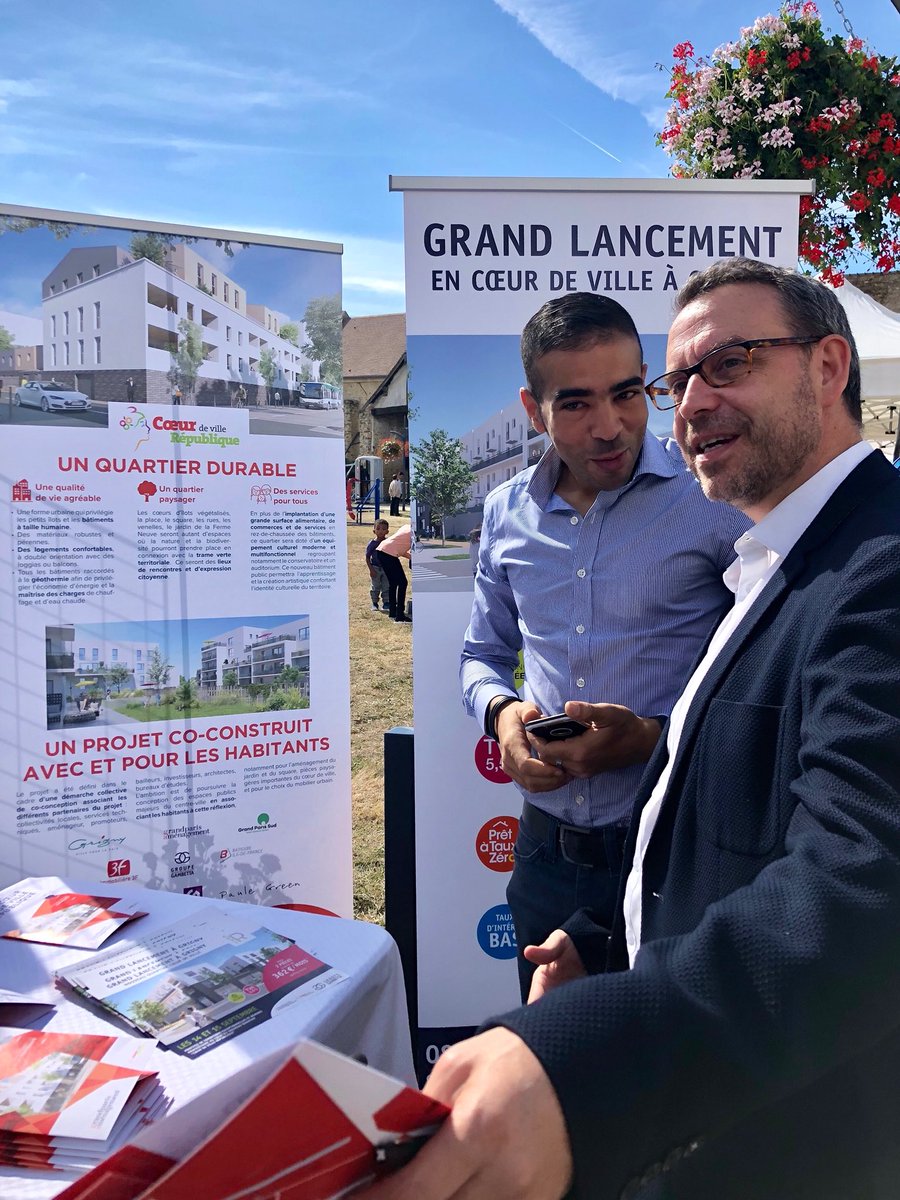 gpamenagement's tweet photo. [proxima toujours] La #team @gpamenagement et @prio91350 présentent aux habitants l’opération Cœur de Ville République au #ForumAssos #Grigny : 360 logements, 1 espace culturel, 1 cinéma, 10000m2 de commerces et services #demopart #villepourtous https://t.co/azfxFVXWsI