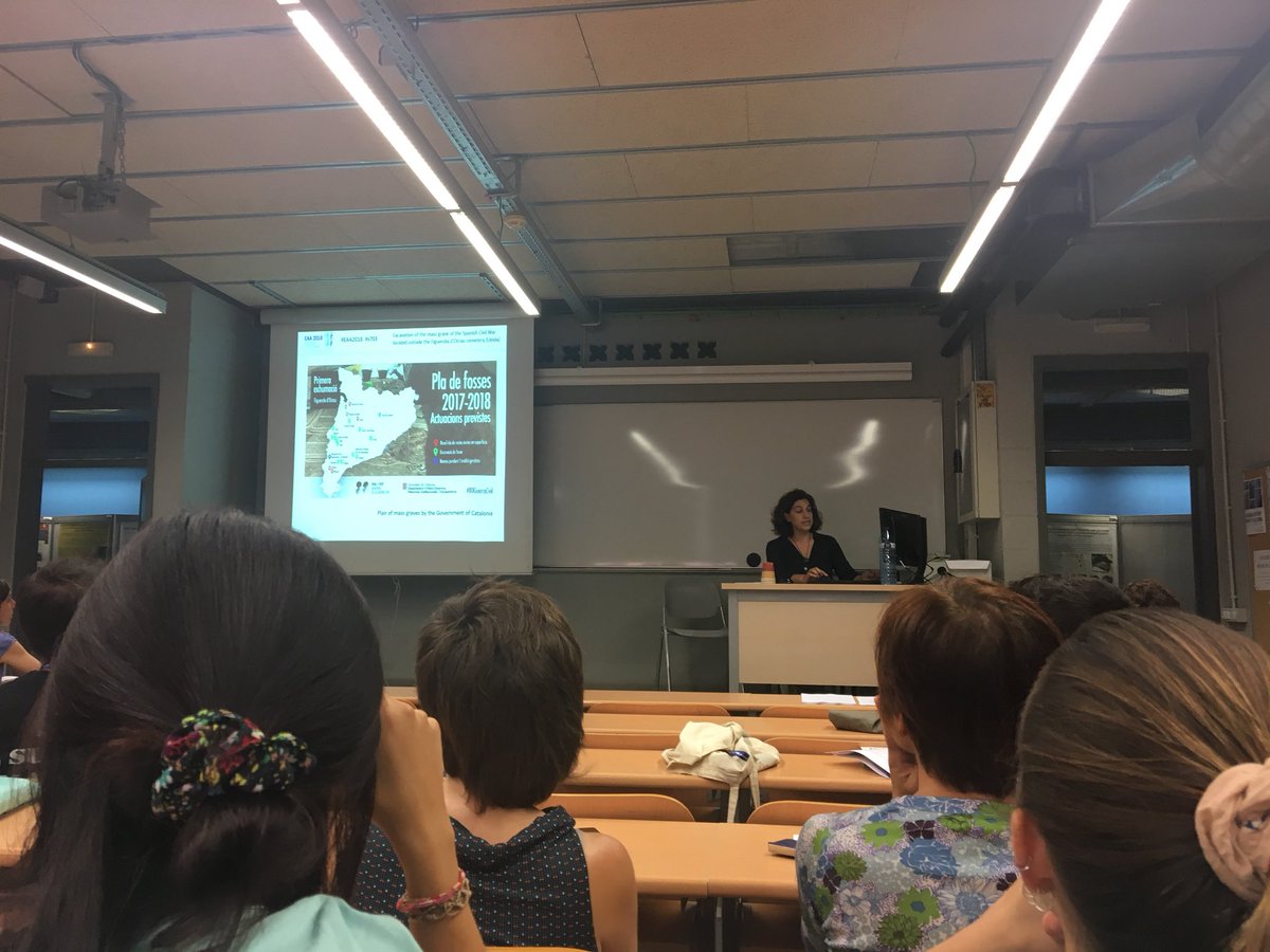 CarmeMiroAlaix's tweet photo. Núria Armentano ens explica la intervenció a Figuerola d’Orcau en el marc del #PladeFosses @cultura_cat @governaciocat #703 @EAA2018 intervenció espectacular amb 17 esquelets #ReflectingFutures #GuerraCivil https://t.co/MvGktLsgHu