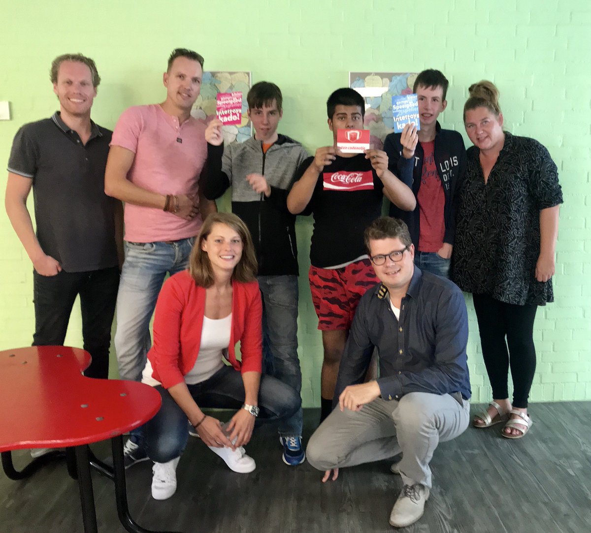 Waardebonnen dankbaar in ontvangst genomen door de kinderen bij <a href="/SameninCosis/">Cosis</a> Dank sponsoren van de <a href="/JCIAssen/">JCI Assen</a> #wensboom