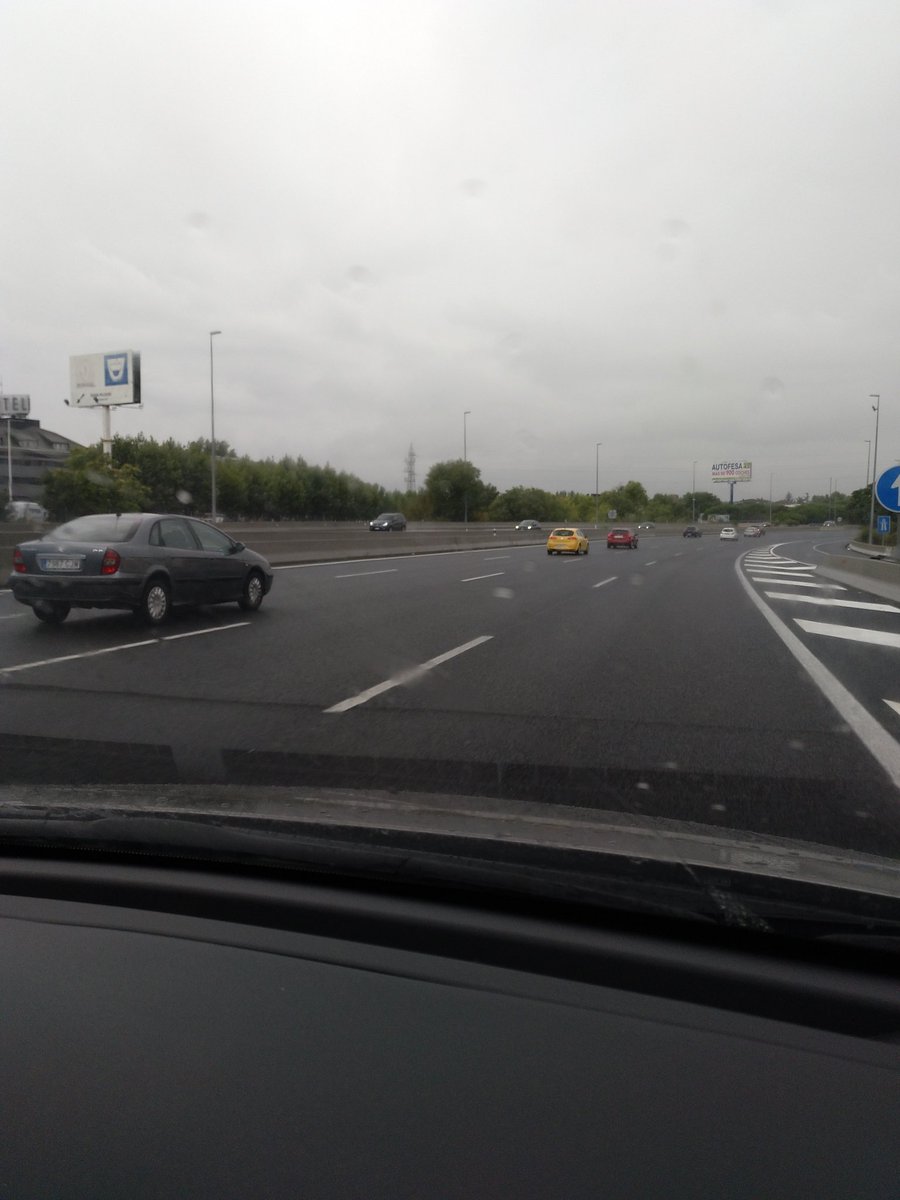 plpenalosa's tweet photo. ¿Para cuándo @DGTes una campaña o hacer sancionable el uso de los carriles izquierdos sin adelantar? Esto es la A-6 hoy en Villalba, 4 carriles y se usan 2... https://t.co/Ep4bcpk3RY