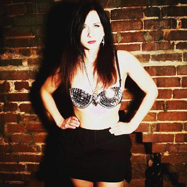 sanguineband's tweet photo. It's the weekend. Are you ready?
Tarin is ππ€
#tarinkerrey #sanguineband #party #redlips #femalesinger #rocknroll #ALTERNATIVE #mansonguitars #alpinestars #nordstrandaudio #siggstories https://t.co/6FxQsPNB0o
