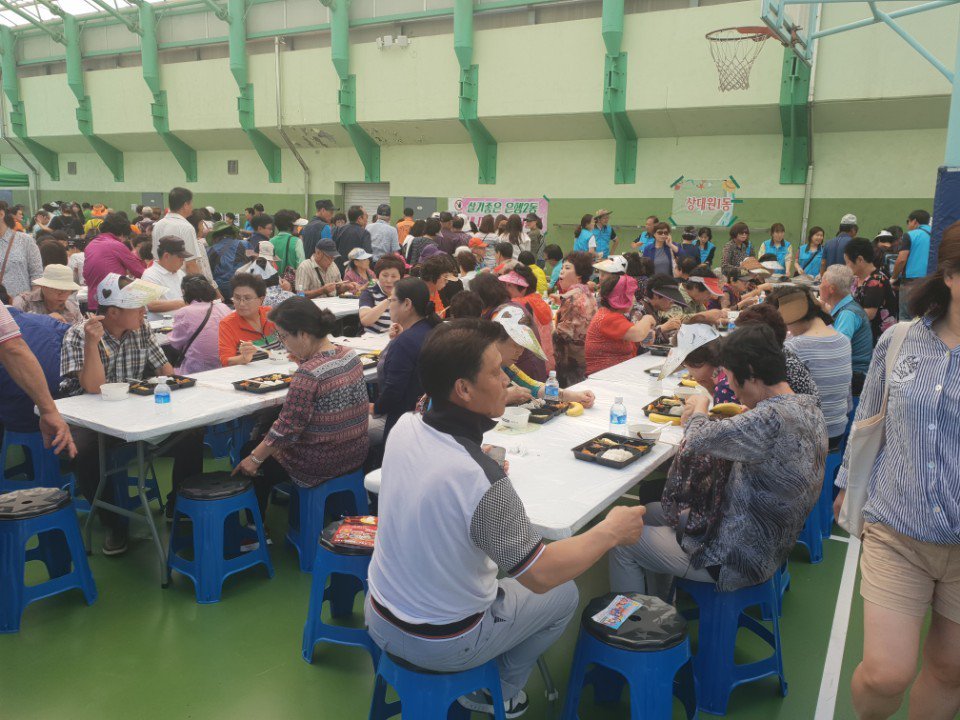 #성남시 #중원구 한마당축제
#함께하면 행복한 중원구 동대항 장기자랑에서 상대원1동 최우수상 수상~^
모두가 행복한 시간 오늘 봉사해주신 주민자치위원회(위원장 방인환)와 단체장님,함께해준 모든분들 정말 수고많으셨고 감사드립니다.
 #중원구 (구청장 김옥인) #상대원1동 (동장 이성진) 파이팅~