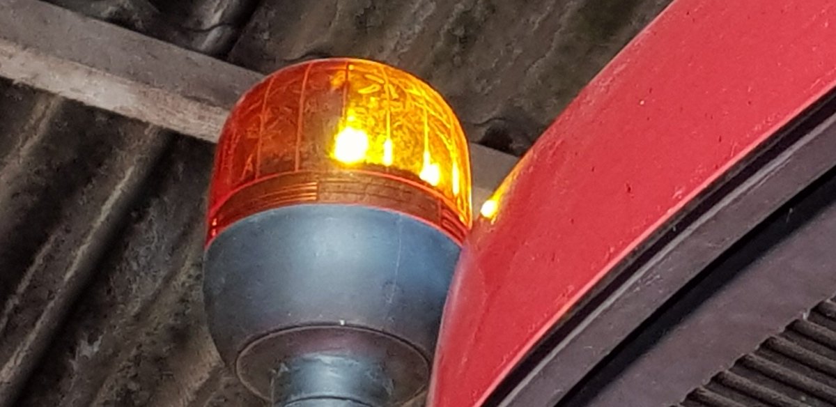 gerritwermink's tweet photo. Als het dan toch duurzaam moet😉😀 gloeilampje (21 watt) er uit, ledlampje (3500 lumen) er in #watledje https://t.co/BVGq4yb3YT