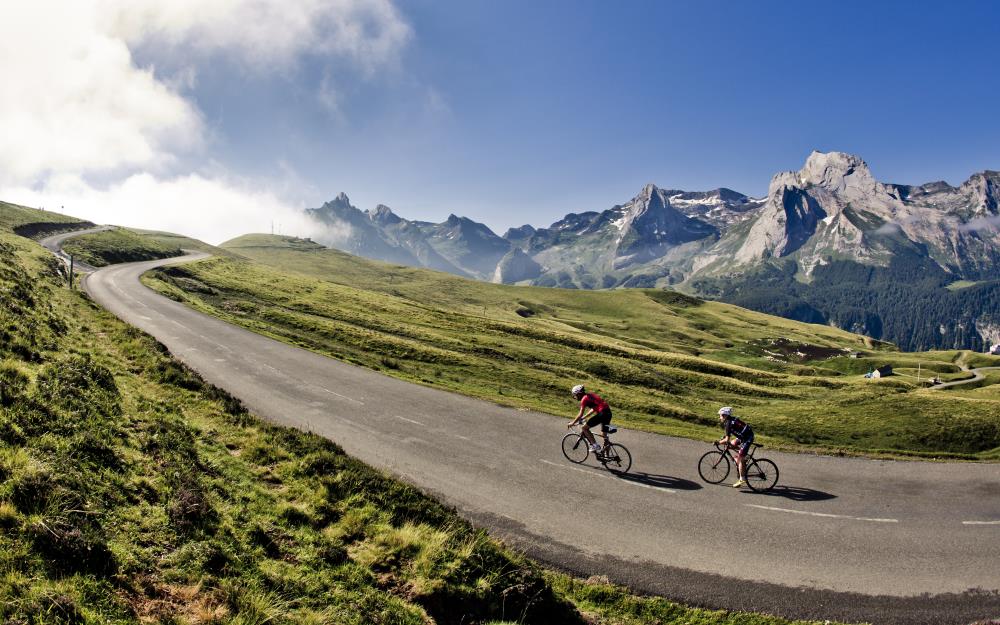 OutdooractiveFr's tweet photo. [#Onsycol] Amis #cyclistes 🚴, on vous attend demain, sur #route réservée, pour grimper le mythique #col de l'Aubisque ! 🗻😍 Tous les détails sur #mountnpass 👉 https://t.co/3FwcwwMGLA
#cycling #bike #velo @BearnPyrenees @Bleu_Bearn @LaRepDpyrenees @SO_Pau @NvelleAquitaine https://t.co/i6ecajghaD