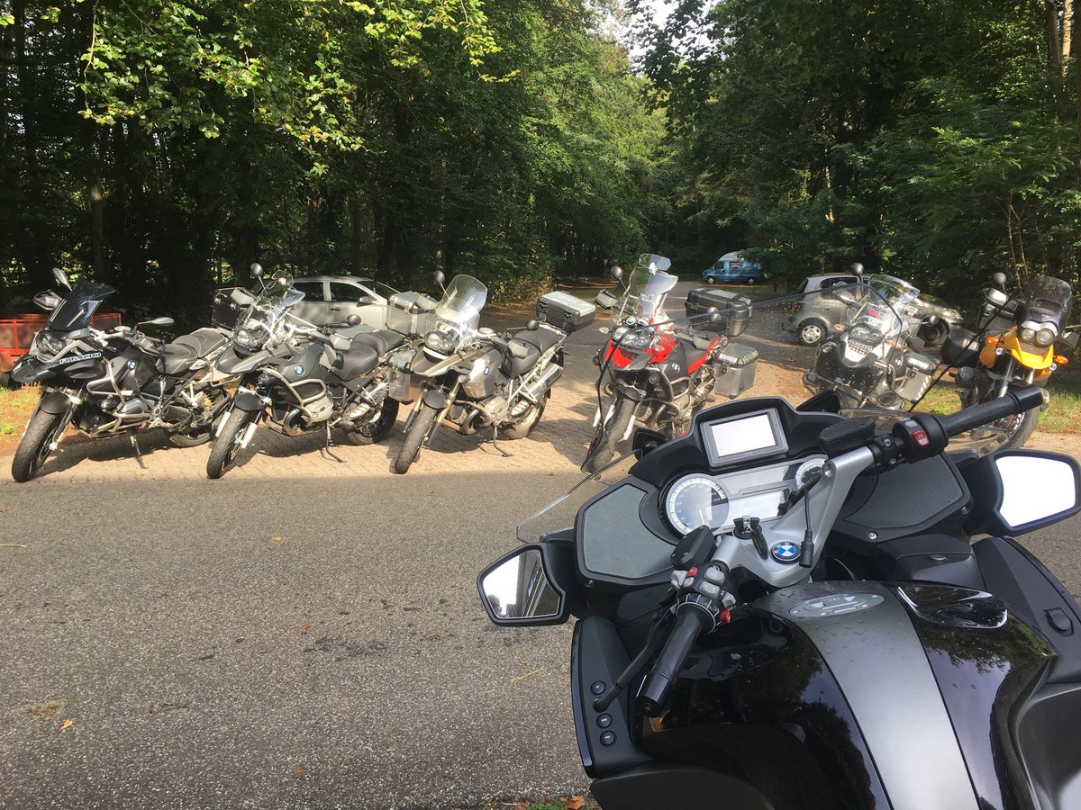 PeetVoskamp's tweet photo. Vandaag een rondje Sallandse Heuvelrug met #dedaltons. Het gehalte #bmw GS/GSA neemt ieder jaar weer toe. #bmwr1200rt @BMWMotorrad https://t.co/ErutRNd7hm