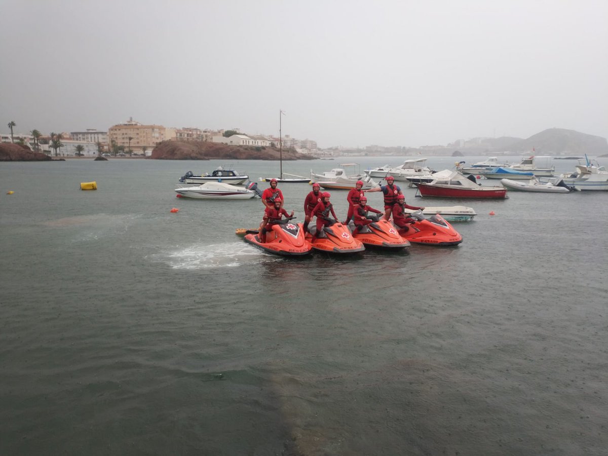 CruzRojaRMurcia's tweet photo. Buenos y lluviosos días desde las playas de @AytoMazarron @CRE_Emergencias sigue vigilando activamente estas playas aún en los días lluvioso como hoy. 
#siemprealerta
#cadavezmascercadelaspersona
#plancopla
#yyoamazarron
@salvamentogob @112rmurcia @VOSTmurcia https://t.co/YT5jrJQk4D