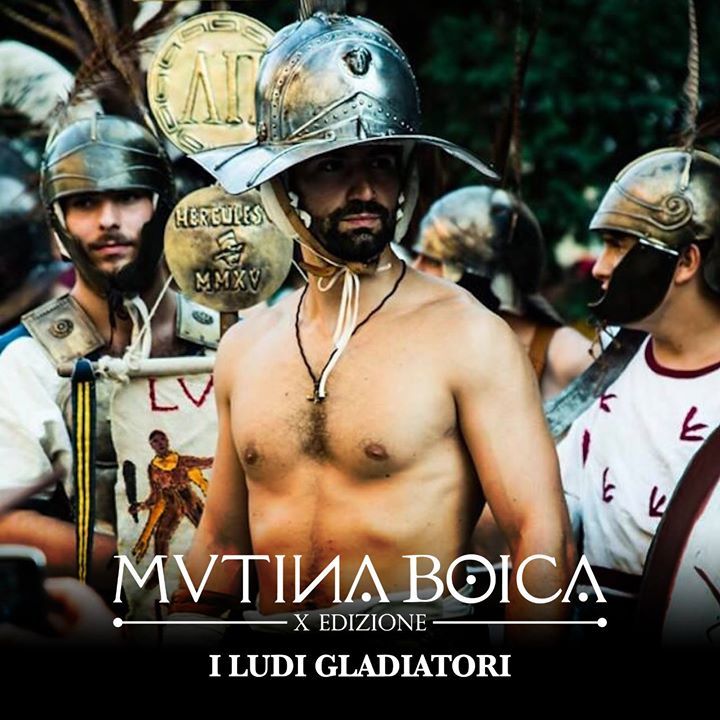 [ MUTINA BOICA – I GIOCHI GLADIATORI E LA GRANDE BATTAGLIA ]

Alle ore 18.00 sfiliamo con 💢 IL CORTEO STORICO 💢 da Largo Porta Bolgona al Novi Arc, dove si svolgono i 💢 LUDI GLADIATORI 💢, e rientriamo per cenare con le pietanze antiche della CAUPONA o tra i banchi, anche…