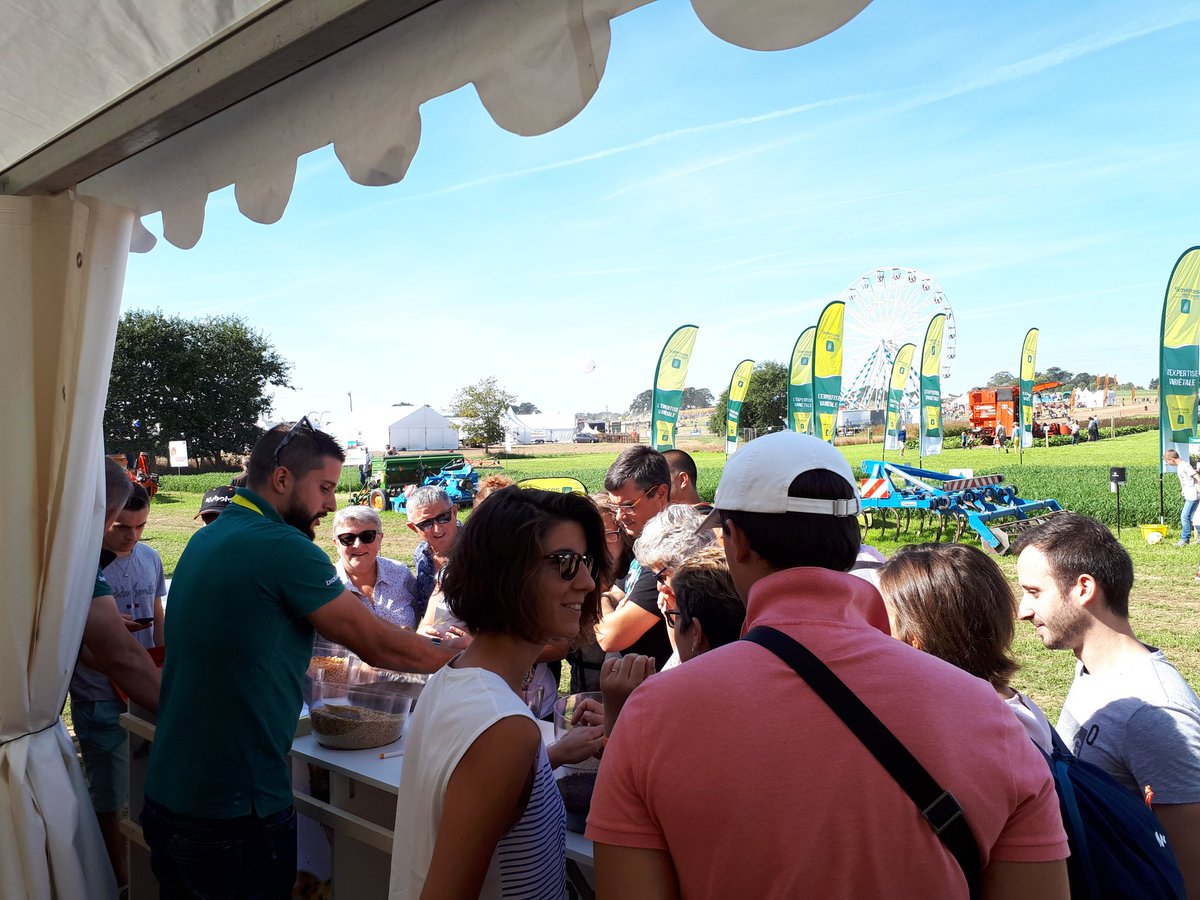 maxime_touzaint's tweet photo. L affluence sur le stand @Semences_France est au Rdv! Venez retrouver l équipe au milieu des superbes vitrines espèces à Javene #TerresDeJim @JAIlleetVilaine @JimBataille 🌽🌽🌞😉 https://t.co/H5JdG3cyfn
