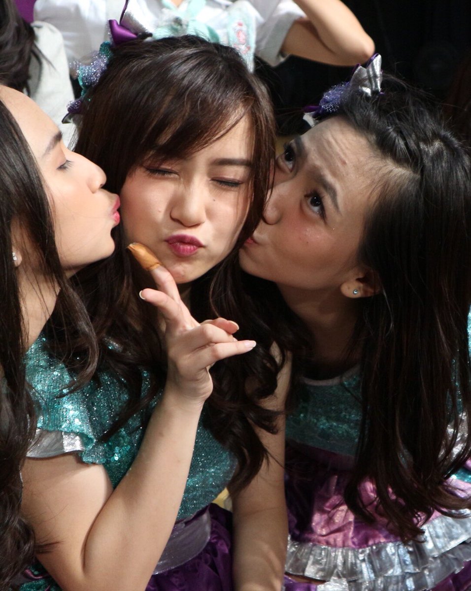 _JKT48TeamJ's tweet photo. Terimakasih sudah datang di 6th Anniversary Theater oleh team J! Part mana yang kalian suka?! 😍 https://t.co/0Oa59zAttF