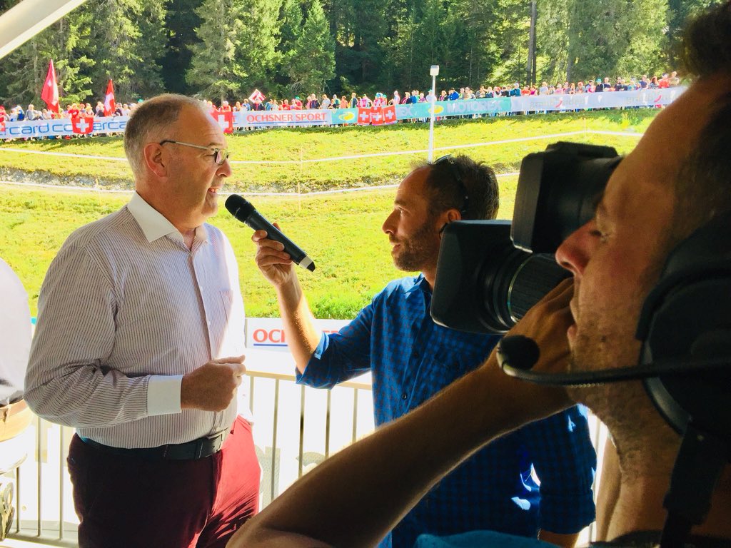 vbs_ddps's tweet photo. BR Guy Parmelin unterstützt heute die Schweizer Mountainbiker an den #UCI_MTB-Weltmeisterschaften auf der #Lenzerheide2018. BR Guy #Parmelin https://t.co/xUB4lEWIiv