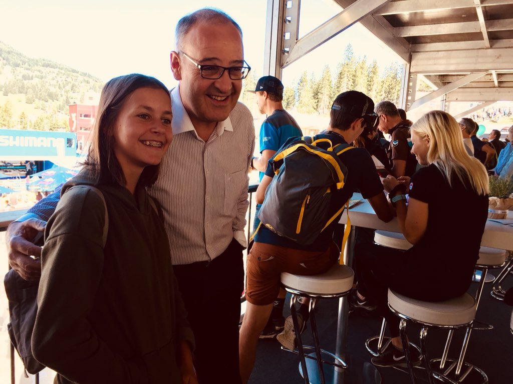 vbs_ddps's tweet photo. BR Guy Parmelin unterstützt heute die Schweizer Mountainbiker an den #UCI_MTB-Weltmeisterschaften auf der #Lenzerheide2018. BR Guy #Parmelin https://t.co/xUB4lEWIiv