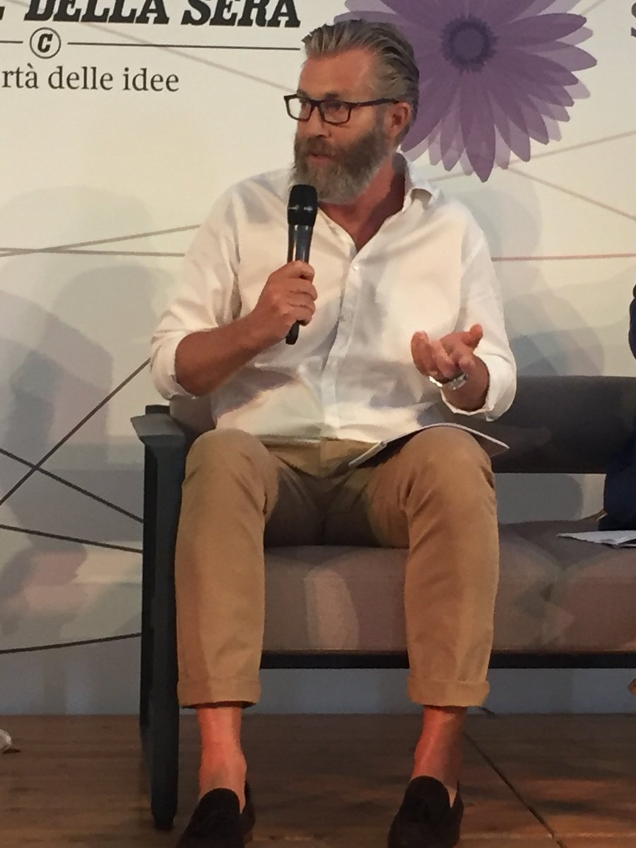 ValoreD's tweet photo. Hans Gs Hoegstedt, Amministratore Delegato e DG @MiroglioGroup: “Entrare in azienda è un piccolo matrimonio: è importante condividere gli stessi valori. Quando sono arrivato non avevamo donne in prima linea, oggi siamo al 25% .” #TempoDelleDonne https://t.co/oI6sJHMa8U
