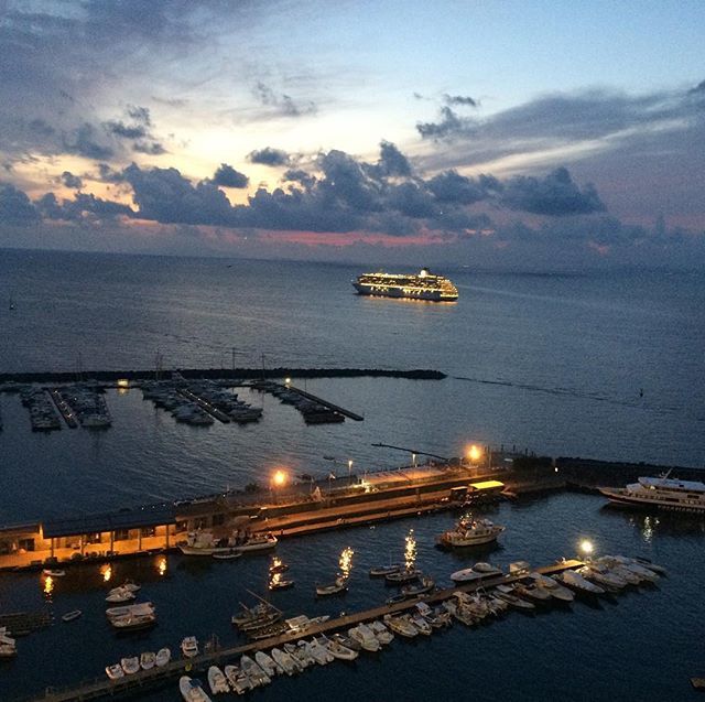 Aptours_info's tweet photo. Sorrento by night,spectacular 🍷, book your evening tour info@aptours.it #offthetouristtrack #sorrento #sorrentoitaly #howtosorrento #howto #eveningtours #sunset #sunsettours #positano #amalficoast #sea #coast #lights #panoramicview #cruiseship #cruis… https://t.co/mdtH01sipw https://t.co/aMEo95XPw6