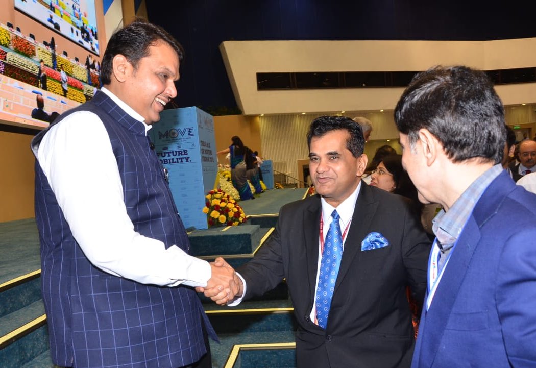 CMOMaharashtra's tweet photo. CM @Dev_Fadnavis being felicitated by @NITIAayog CEO @amitabhk87 in New Delhi at #MoveSummit2018 #GlobalMobilitySummit https://t.co/rAzrd1iTFs