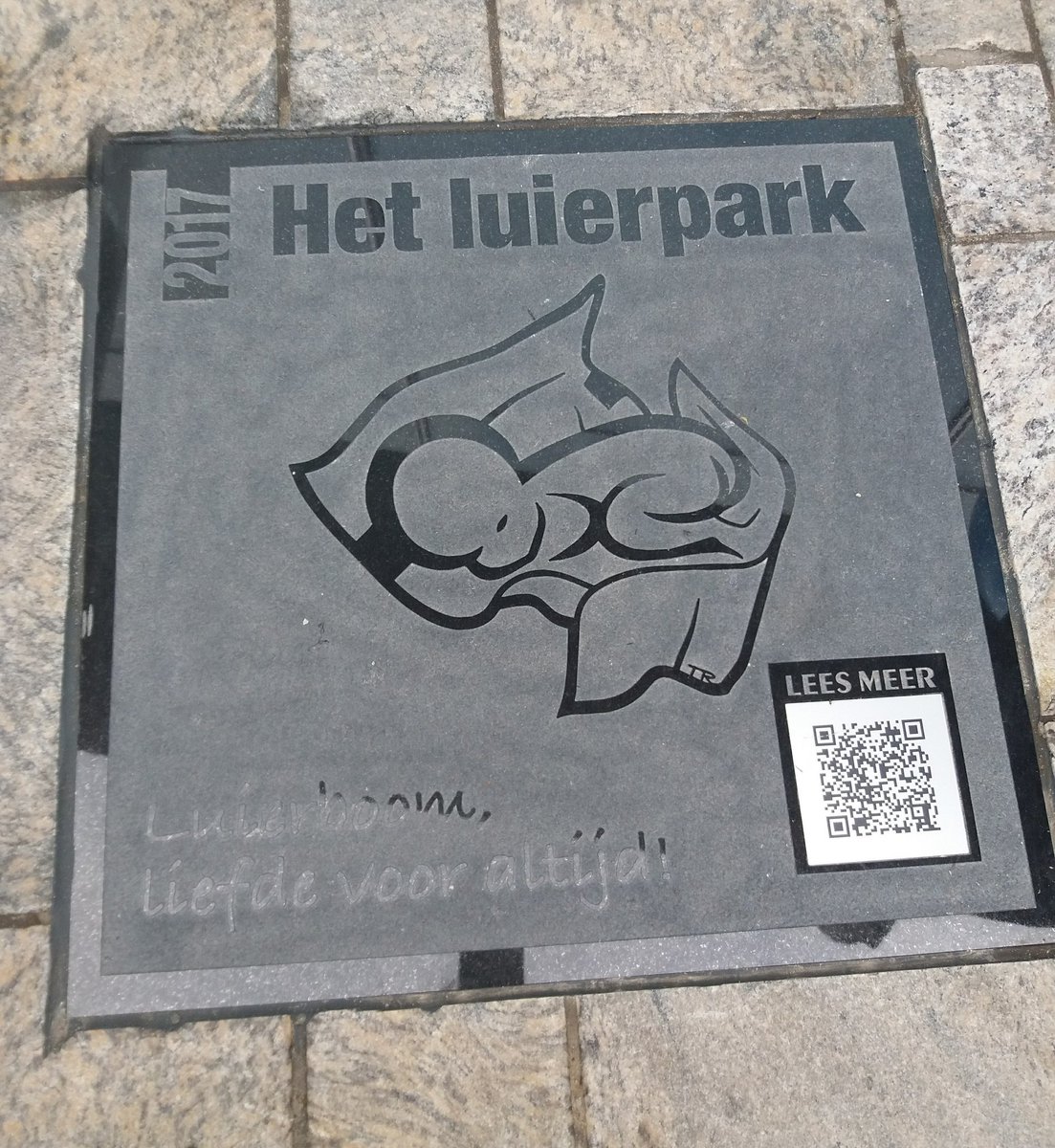 44e Walk of Fame-tegel siert ons Stadscentrum. Jaarlijks cadeau van Rabobank aan Almere. Deze is voor het Luierpark. Een plek voor ouders, waar ze hun overleden kind kunnen herdenken. Samen met oprichtster <a href="/tineke_ras/">Tineke Ras</a> en <a href="/Huurm/">Ferry Huurman</a>, directievoorzitter Rabobank, de tegel onthuld.