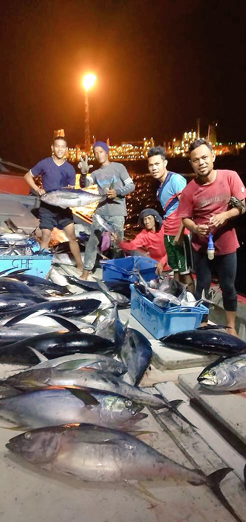 dofmalaysia's tweet photo. Pendaratan 8 TM ikan tuna yellowfin dgn berat 70-80kg/ekor oleh nelayan jongkong En Hamjah Abugau dari Labuan #myDOF #moa https://t.co/HuhtP00uRd