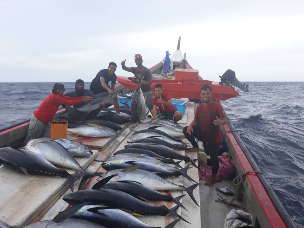 dofmalaysia's tweet photo. Pendaratan 8 TM ikan tuna yellowfin dgn berat 70-80kg/ekor oleh nelayan jongkong En Hamjah Abugau dari Labuan #myDOF #moa https://t.co/HuhtP00uRd
