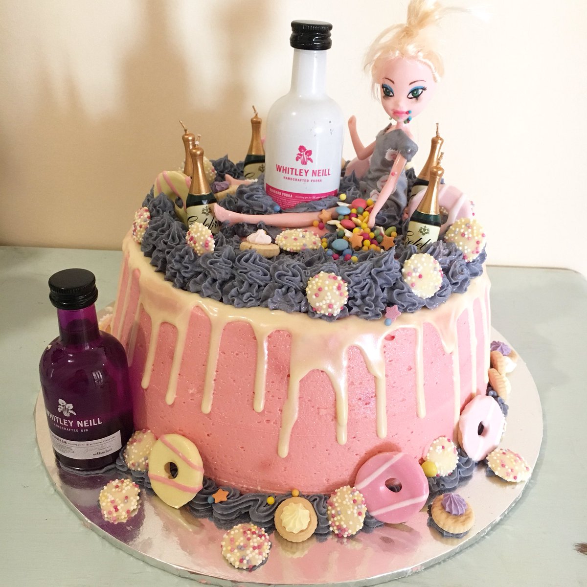 RachelYemm's tweet image. #drunkbarbiecake #gincake
