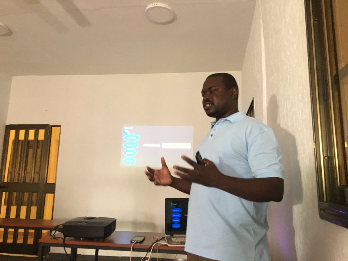 ameklou's tweet image. #DataMeetup @hermannkass nous fait l'introduction sur #openData cc @cafdo_officiel @titinto_ #Team228 #TgTech