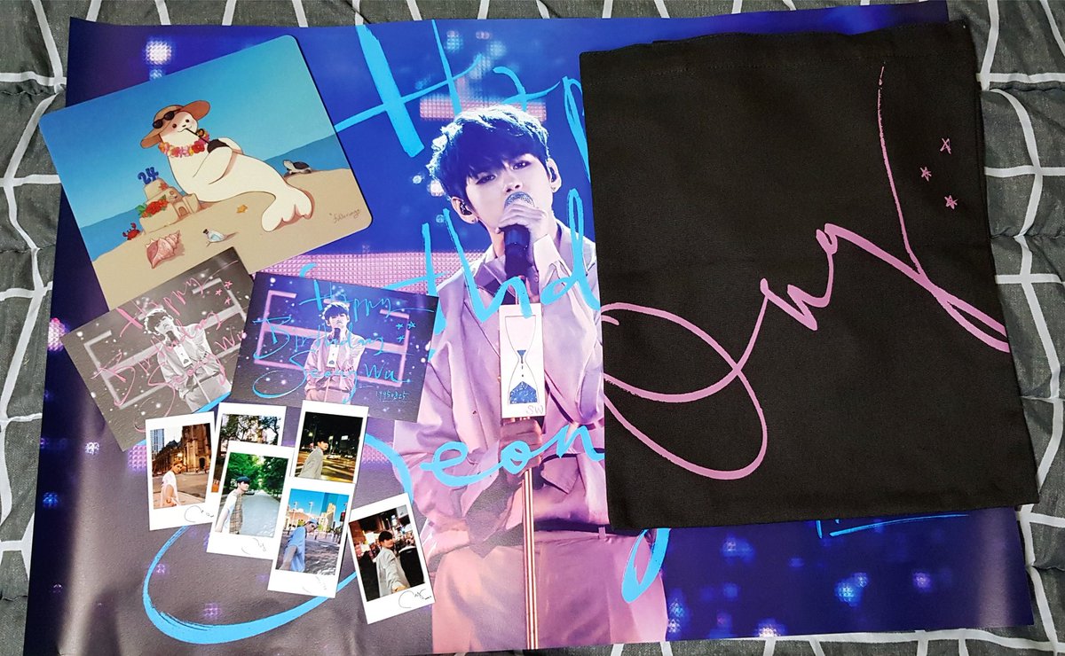 택배박스들 사이에서 발견한 여름별 특전💖
이미 다른곳에 서폿했지만 특전이 너무 이뻐서 안할슈가 없었다😭
근데 아직도 떵우생일 안 끝난거같아 왜이렇게 여운이 길게 남지...? 떵우 덕분에 올8월은 진짜 행복했옹ㅠㅠ내년 생일이 벌써부터 기대돼 오또케😍

<a href="/summer_star_ong/">옹성우 서포터즈•여름별✨</a>