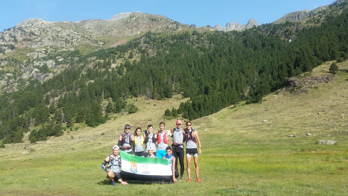 aitor99y27's tweet photo. Mi tierra mi voz mi sitio,el rincon donde guardo con llave el amor y el cariño. Mi tierra azul y limpio,por el mundo llevo mi bandera de extremadurismo. ¡¡Feliz día de Extremadura!! 💚 https://t.co/QDPmj6yr0i