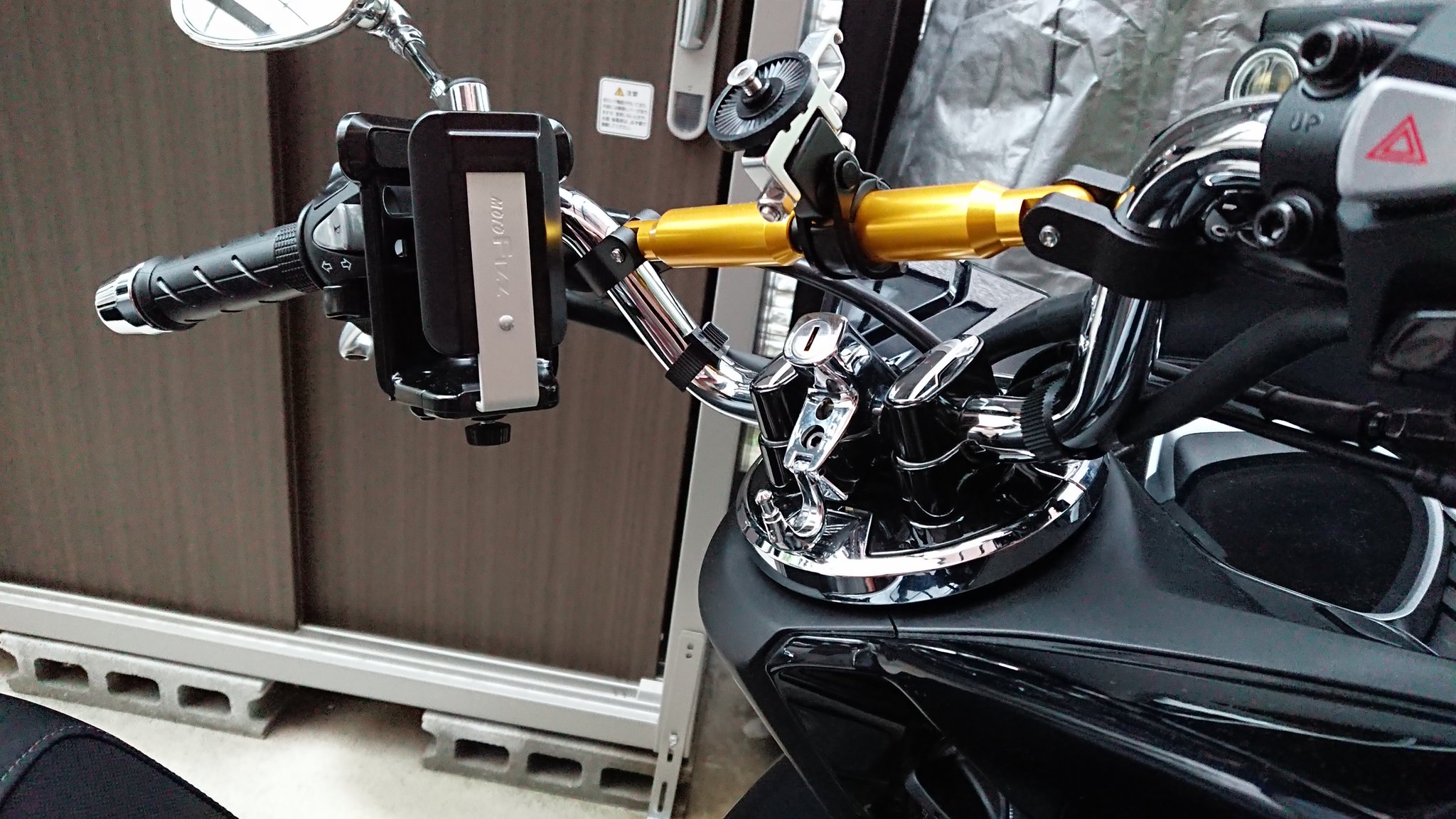 Yatyut そしてハンドル周りイロイロ 一個ずつ説明するのに疲れた Ssk ハンドルブレース タナックス ドリンク ホルダー デイトナ スマホホルダー Cgcヘルメットロック これだけなのに半日がかりでした だんだんと愛着が湧いてきますね Pcx