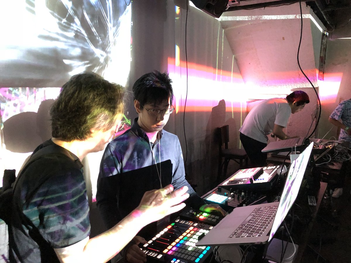 tobetchi's tweet photo. #Mogra で #VJsession やっとるよ。むっちゃ機材多い。 https://t.co/UnXNF6BJ9o