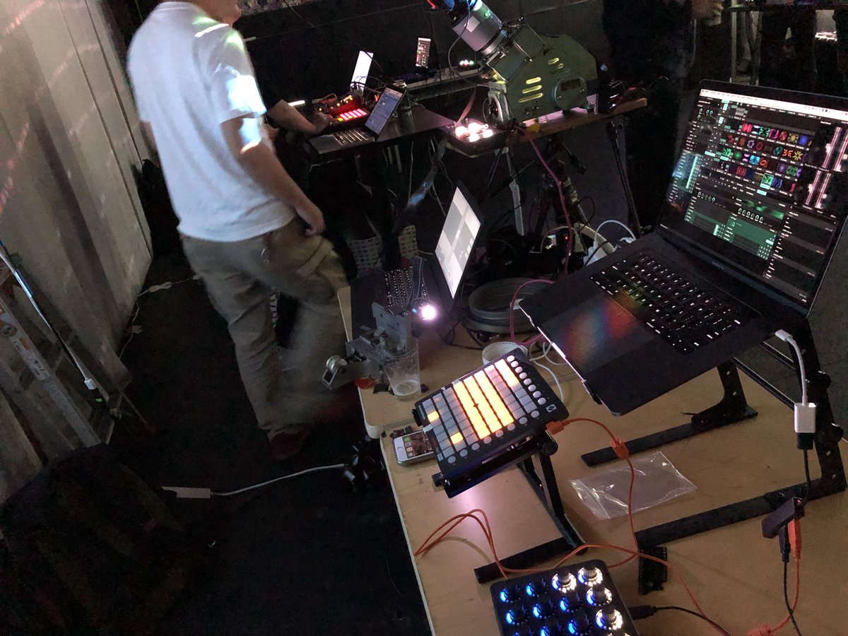 tobetchi's tweet photo. #Mogra で #VJsession やっとるよ。むっちゃ機材多い。 https://t.co/UnXNF6BJ9o