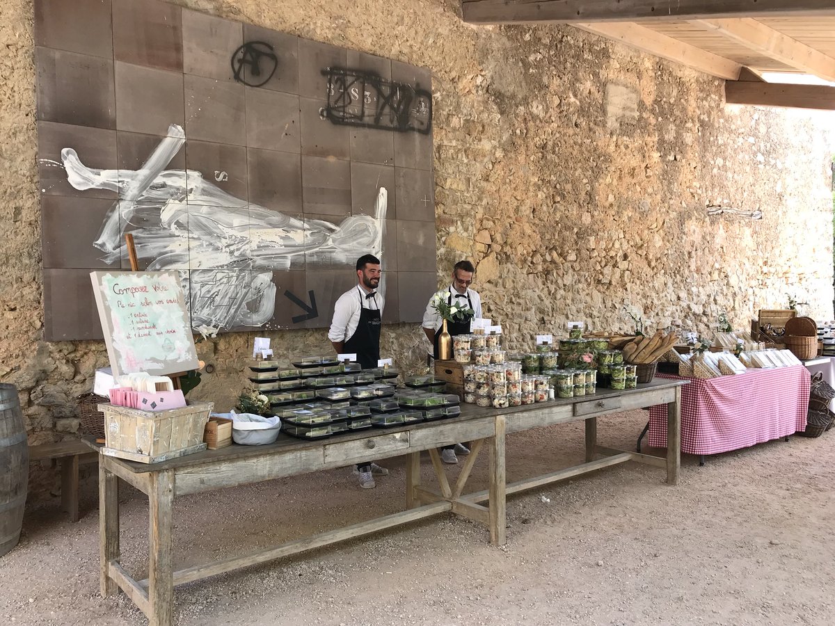 Les Journées Portes Ouvertes de #Peyrassol, jour 2 ! Le domaine vous accueille pour partager le casse-croûte du vigneron, à l’ombre des arbres de la place du village 👌🏼🥖🍷 #vendanges2018 #vendangespeyrassol
