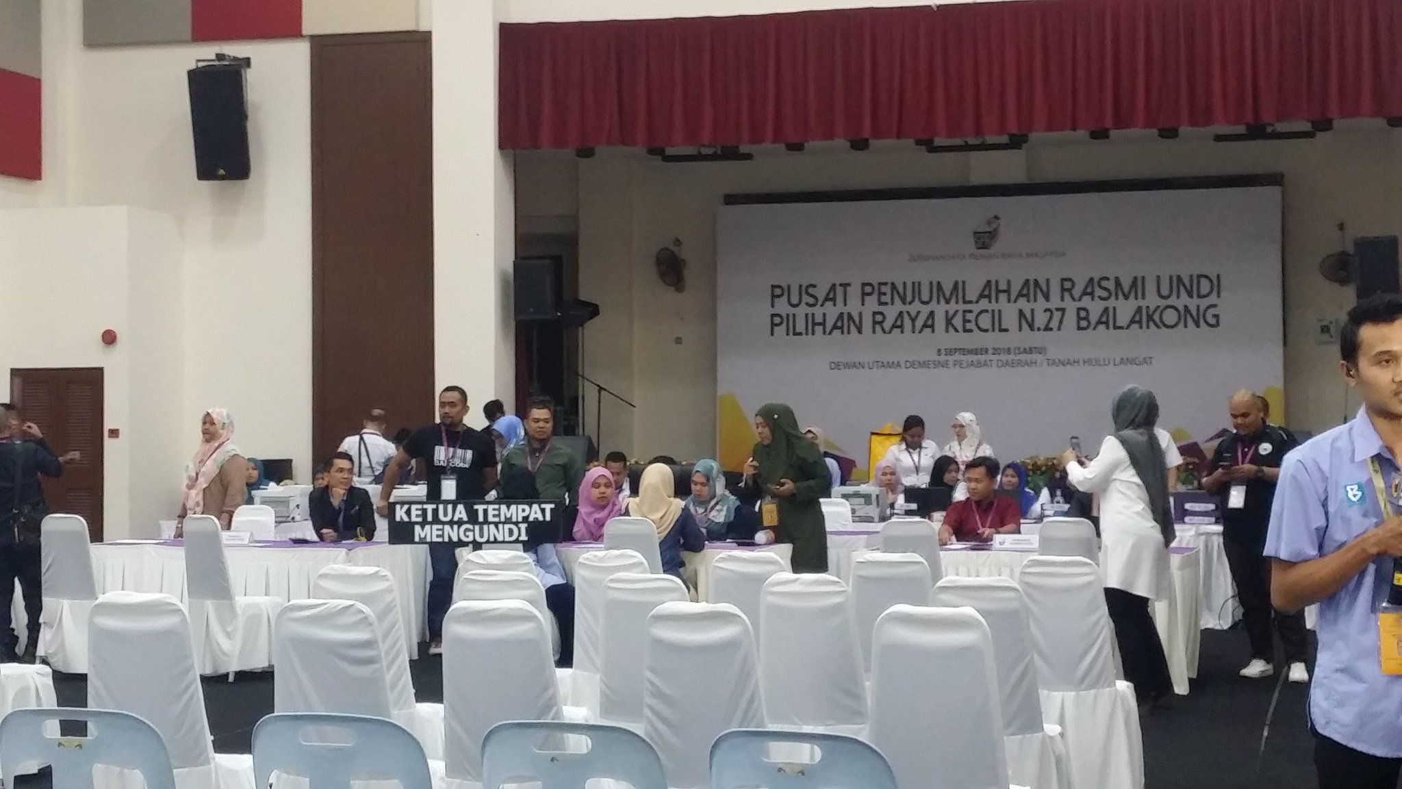 Hafizan On Twitter Suasana Di Dewan Utama Demesne Pejabat Daerah Hulu Langat Bandar Baru Bangi Selepas Pusat Mengundi Prk Dun Balakong Ditutup Petang Ini Petugas Spr Turut Membawa Sebahagian Peti Undi Ke