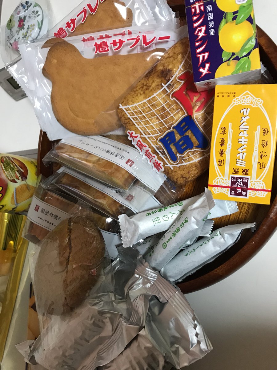 でらうえあ Auf Twitter そういえば コミケでいただいた差し入れ 残り全部持って避難しました 食べ物に不安がないのはありがたかったです でらうえあ Auf Twitter そういえば コミケでいただいた差し入れ 残り全部持って避難しました 食べ物に不安がないのはありがたかったです