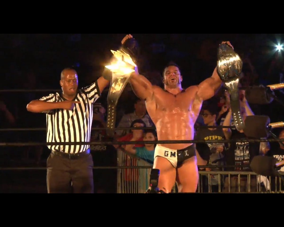 ManUpAlex's tweet photo. Gran actuación de @MrGMSI_BCage en el segundo evento de @WarriorWrstlng.
Una locura de lucha. A priori las normas parecían raras, pero el resultado con tantísimo talento sobre el ring no podía ser mal #ALLINWeekend
Watch at @HighspotsWN : https://t.co/Kazw003noC https://t.co/knCXEikqQQ