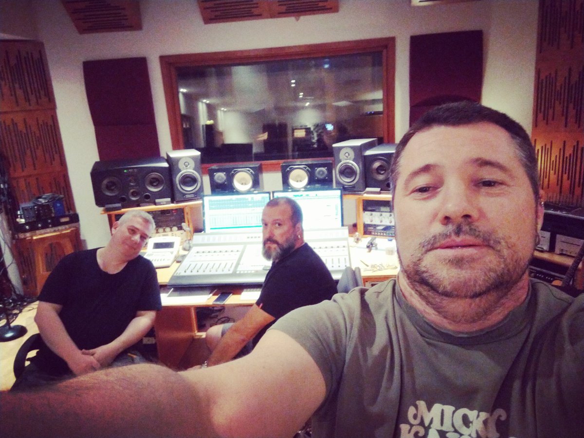 redLizzardband's tweet photo. #redlizzard #redlizzardband #swallowthis #newalbumsoon #mixes #joaartinssela @PontoZurca https://t.co/fMepdCupWS